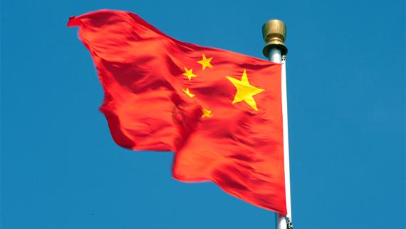 逃离残破的船只